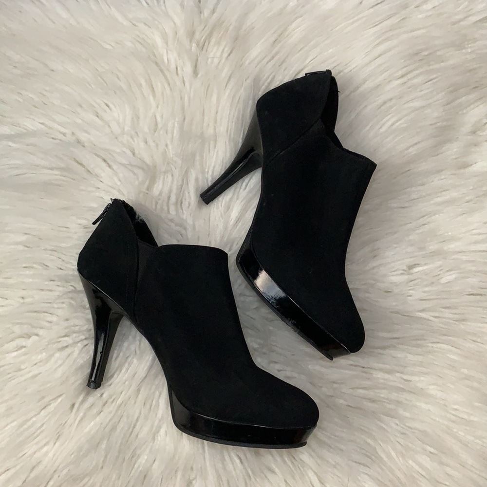 Kenneth Cole Black suede closed toe heels